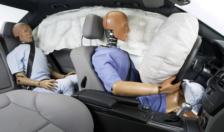 Túi khí bung ra bên trong khoang lái, bảo vệ người ngồi trong xe khi xảy ra va chạm
